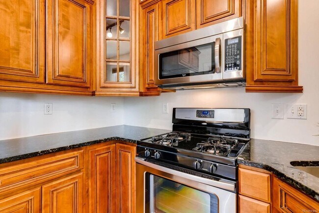 Building Photo - Craftsman-style bungalow in Sunnyside FOR RENT!