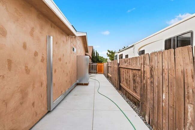 Foto del edificio - 8988 Cord Ln