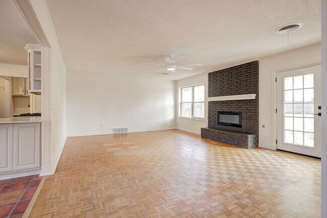 Foto del edificio - 2709 Meadowbrook Dr