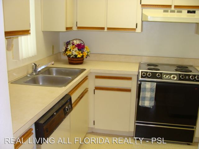 Building Photo - 1604 SE Green Acres Cir