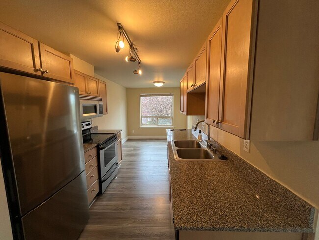 Building Photo - Queen Anne 2Bed 2Bath Condo w 2 garage par...