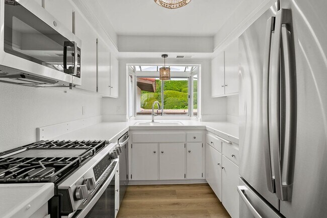 Foto del edificio - Bright, Beautiful & Newly Updated with Oce...