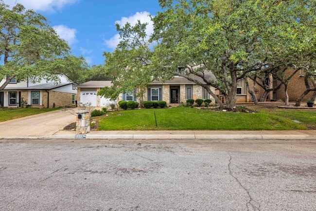 Foto del edificio - Beautiful 4 Bedroom/3.5 Bathroom One Story...