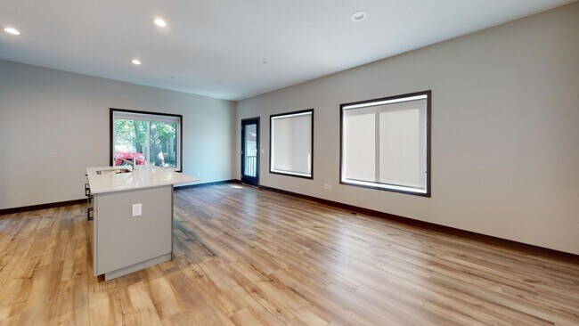 Foto del edificio - 716 11th Ave SE