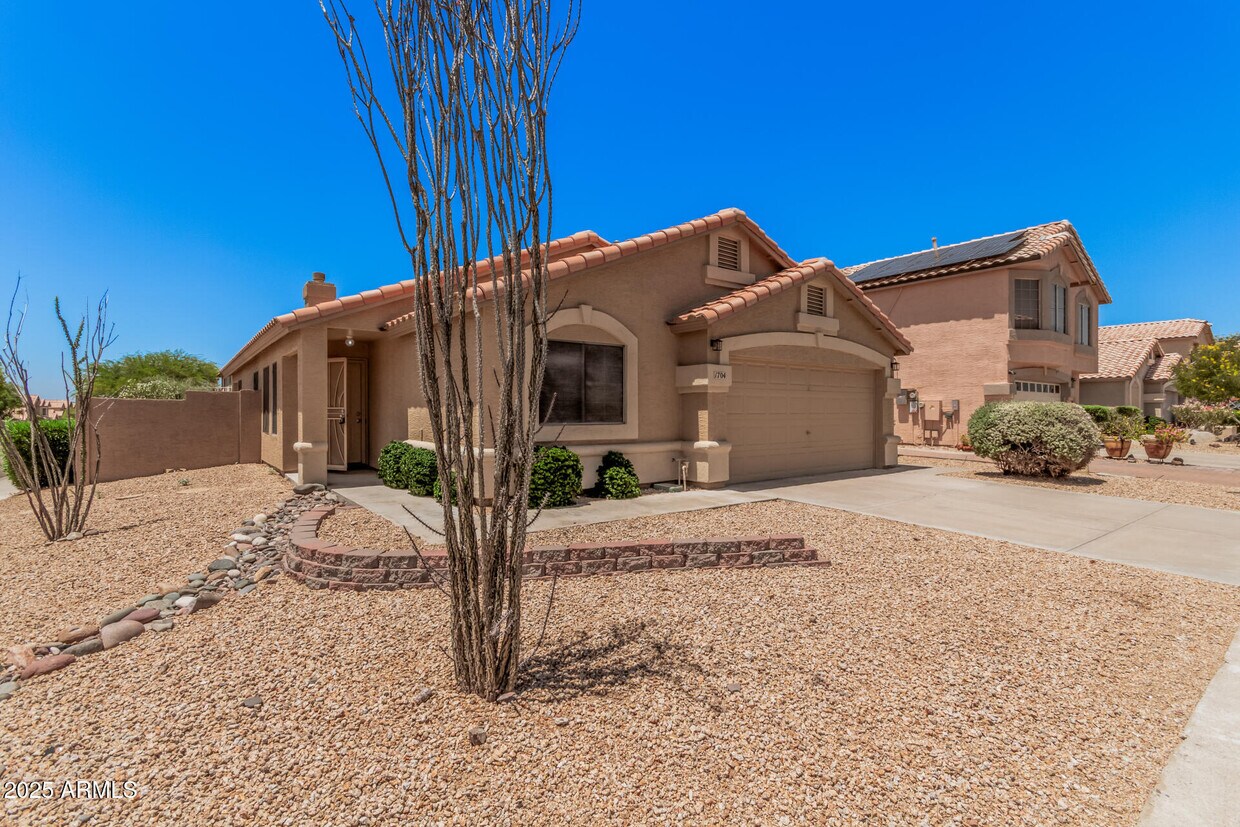 Foto principal - 1704 E Pontiac Dr