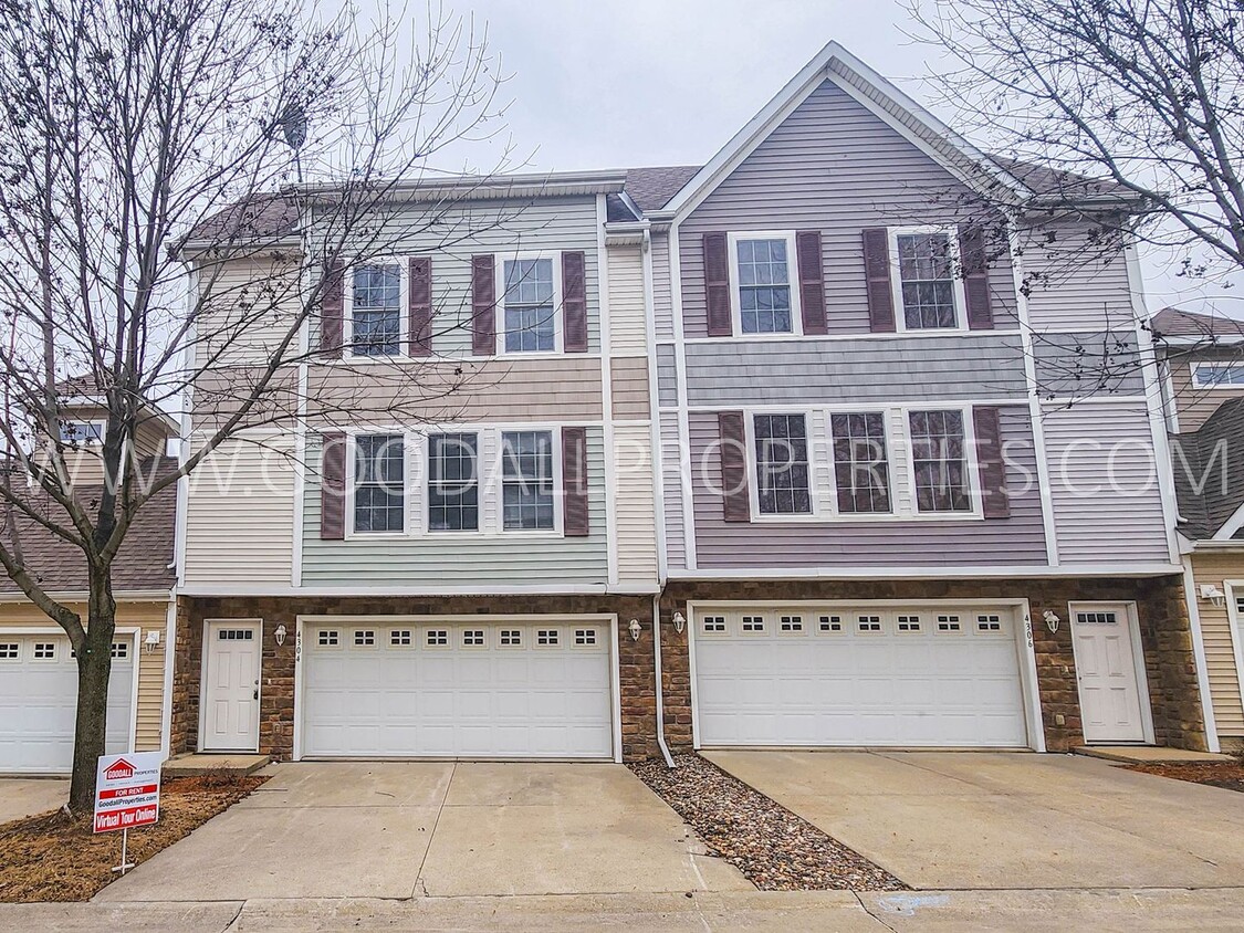 Foto principal - 2 Bedroom, 2 1/2 Bath Townhome in Urbandale.