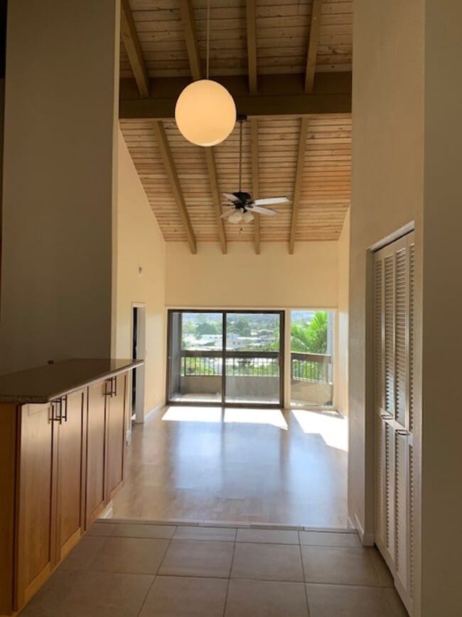 Building Photo - Quiet Mountain View Unit $2,900 2bd, 2ba, 2park; 3rd floor walk up