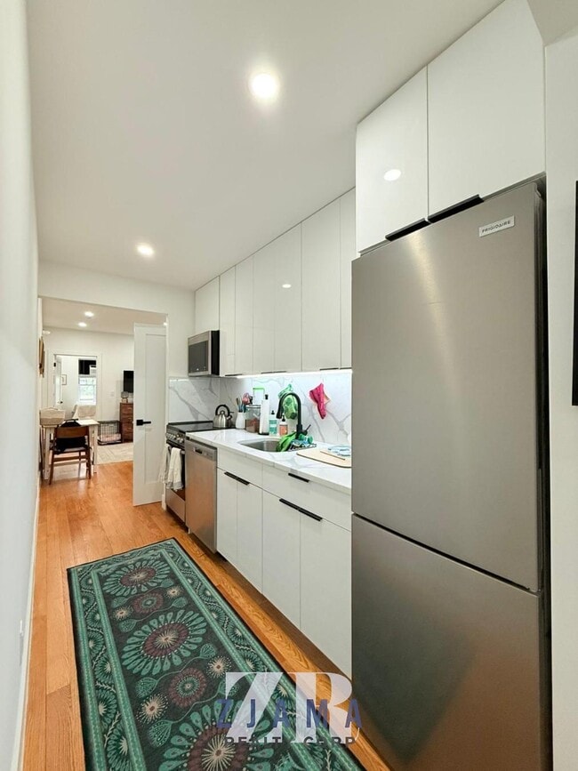 Building Photo - 457 Park Pl