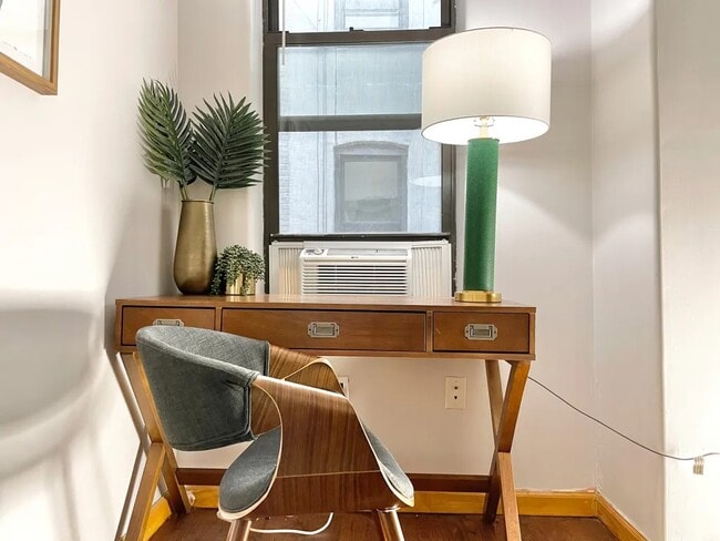 Building Photo - Furnished room/NOT APARTMENT