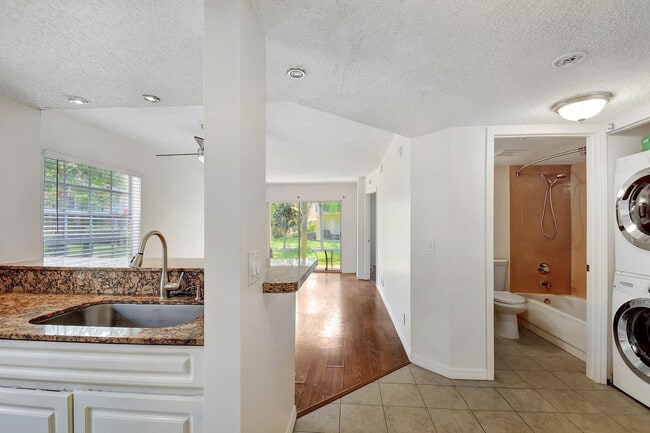 Building Photo - 1110 Lake Shore Dr