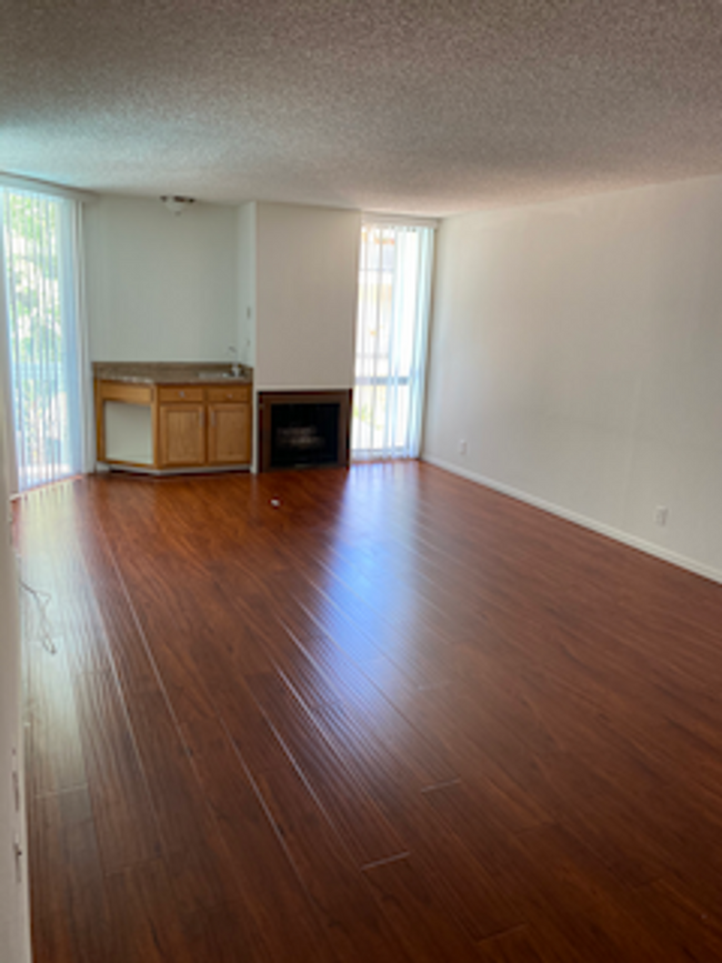 Foto del edificio - Prime West Hollywood Condominium for Lease