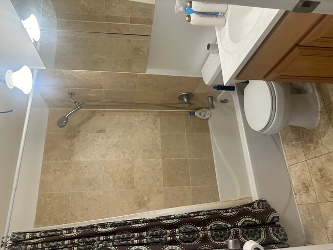 Building Photo - 1415 W Lunt Ave