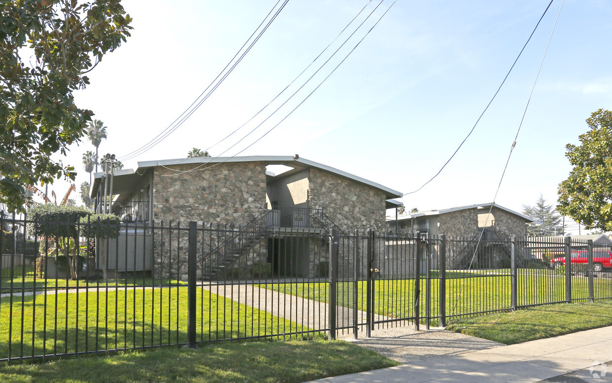 Primary Photo - Valley Palms Apartments