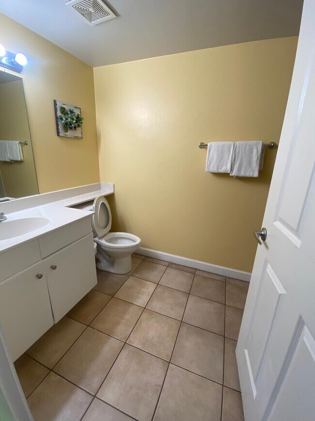 Building Photo - 9900 S Thomas Dr