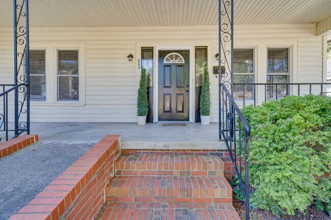 Foto del edificio - Three-Bed Home w/ Fenced in BackYard in the Heart of Durham