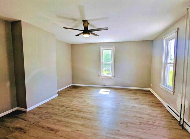 Building Photo - Bright and spacious