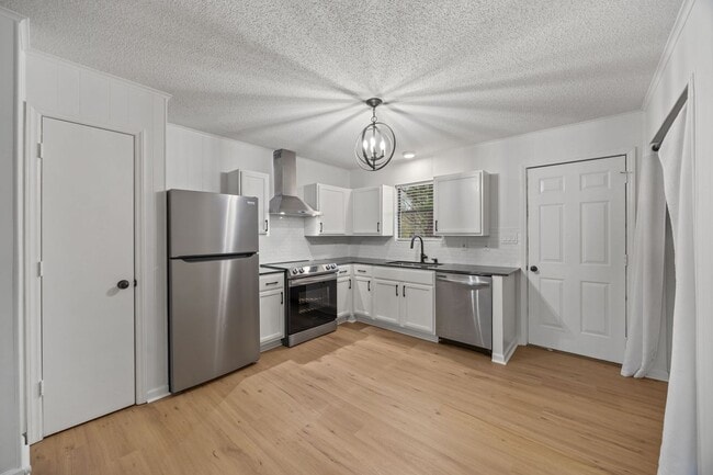 Building Photo - Welcome to Ravenwood Drive!