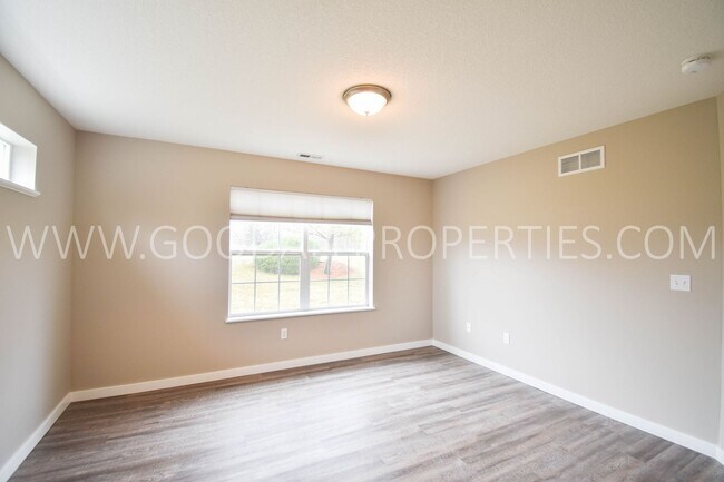Building Photo - 1 1/2 Story 3 Bedroom Townhome in Urbandale