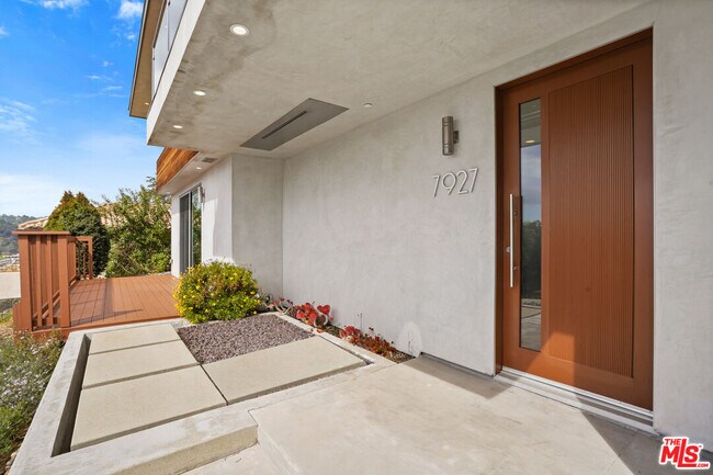 Building Photo - 7927 Oceanus Dr