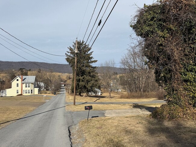 Foto del edificio - Charming Country Home with Spacious Yard & Mountain Views – Singers Glen, VA