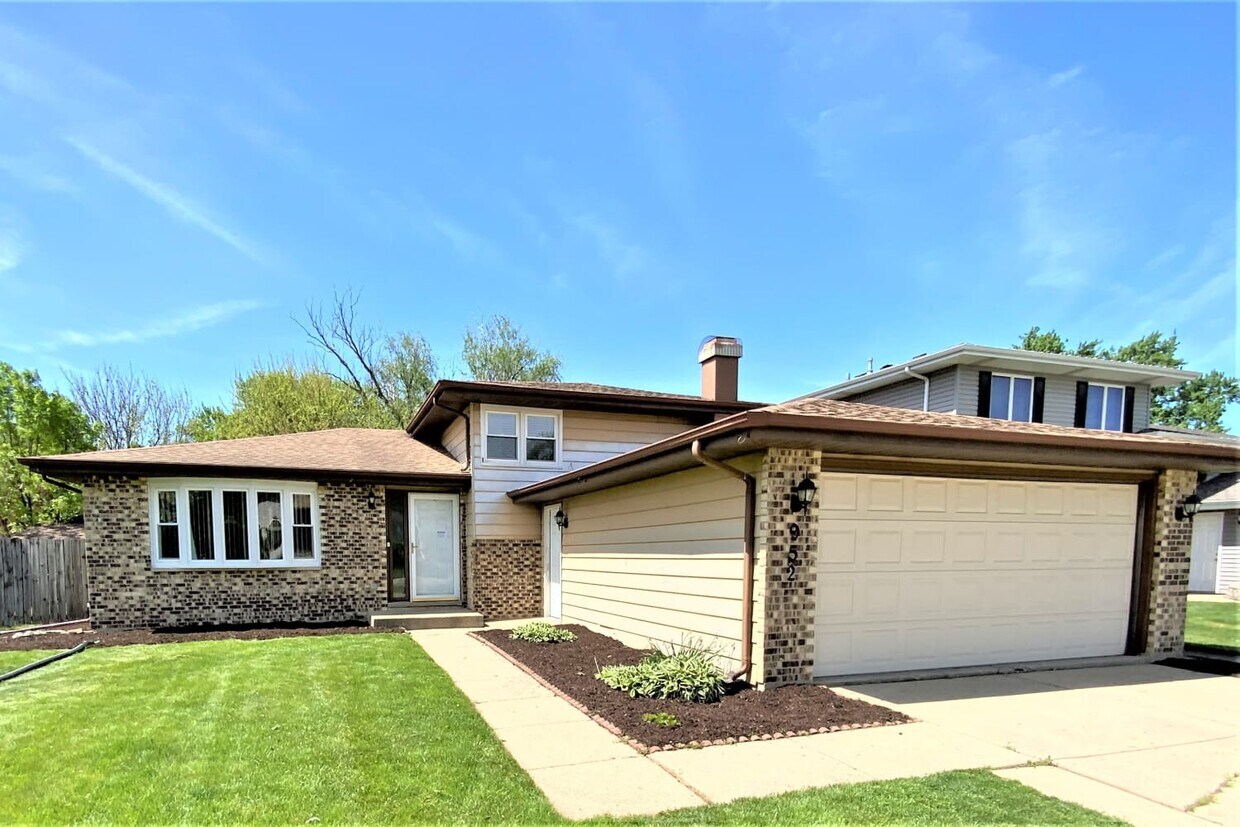 Primary Photo - 952 Dearborn Cir