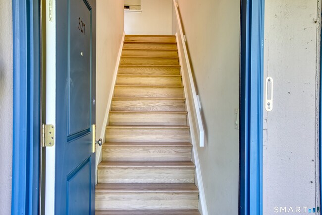 Building Photo - 1465 E Putnam Ave