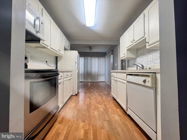 Foto del edificio - 8141 Needwood Rd