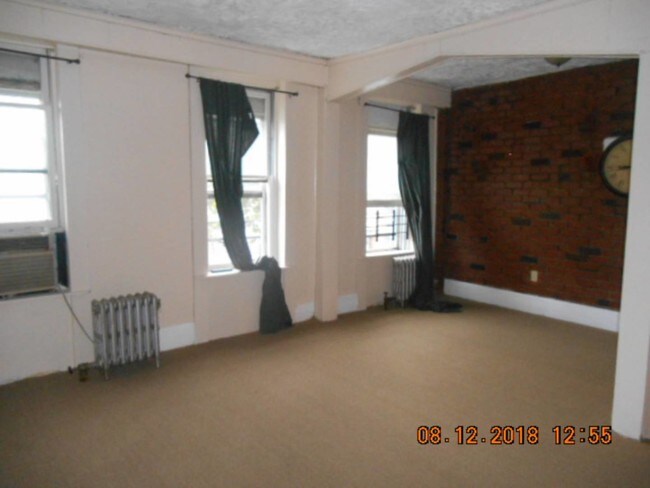Building Photo - 610 Ashford St