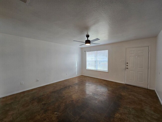 Foto del edificio - RENT REDUCTION & RENT SPECIAL - AVAILABLE NOW!