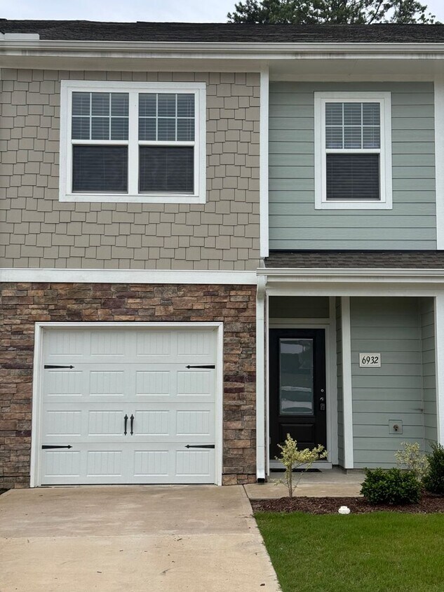 Foto principal - Convenient and Spacious Townhome