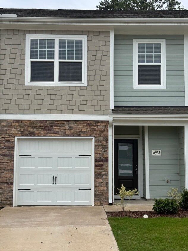 Primary Photo - Convenient and Spacious Townhome