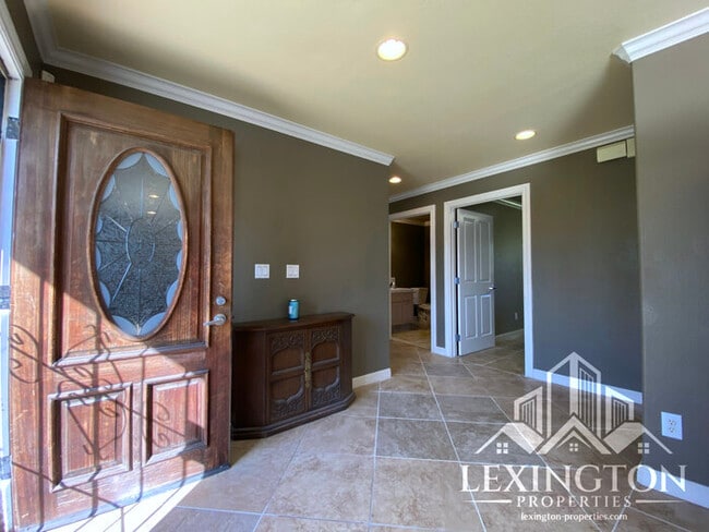 Building Photo - Exquisite, 4BD/2BA, Single-family Home in ...
