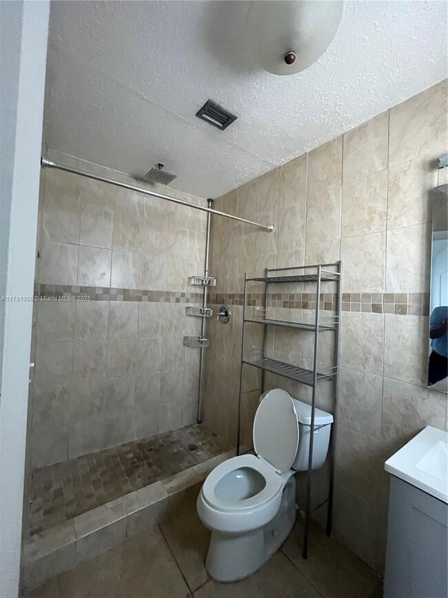 Building Photo - 3325 Village Green Dr