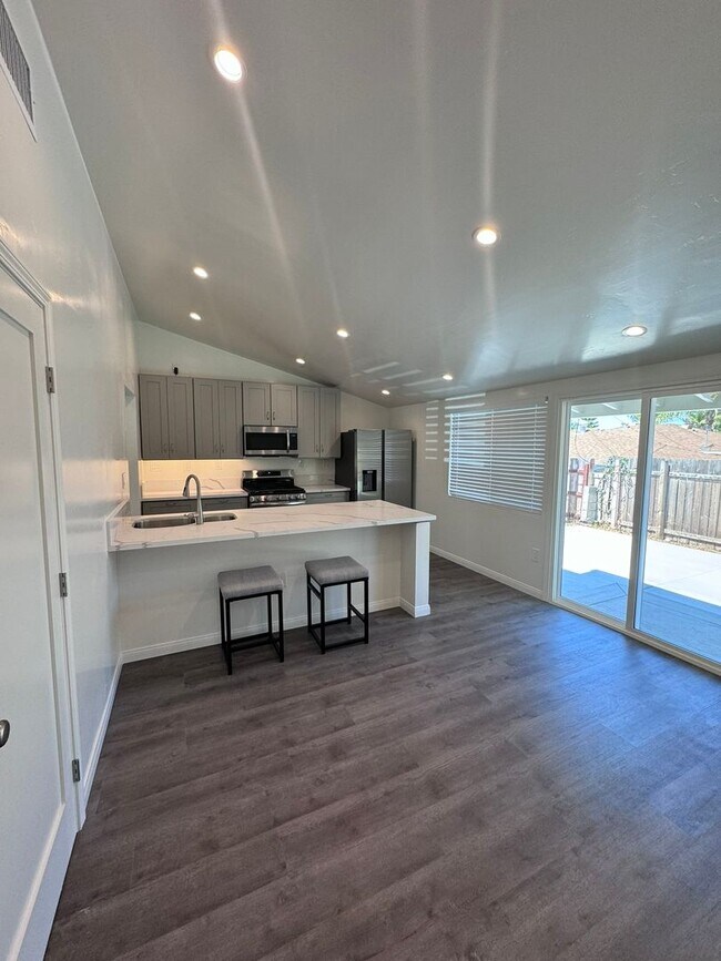 Foto del edificio - Stunning 3-Bedroom, 2-Bathroom Fully Remod...