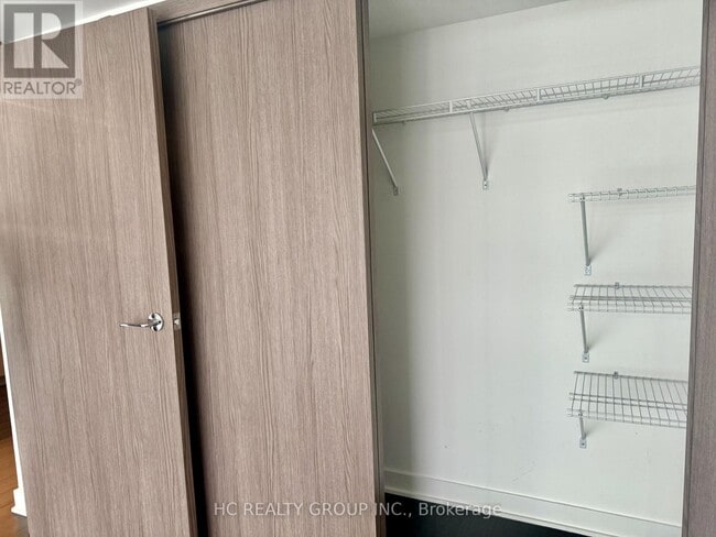 Photo du bâtiment - 17 Bathurst St