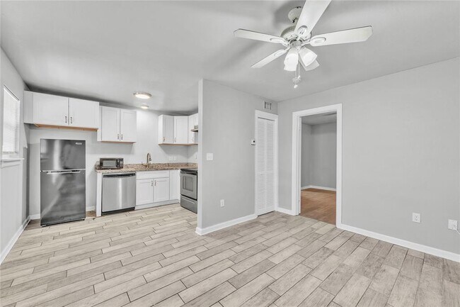 Building Photo - 901 Parmer Ave