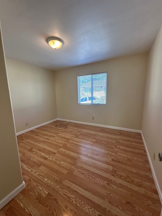 Building Photo - 2 bedroom 1 bathroom duplex Vacaville