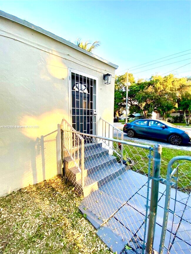 Foto del edificio - 321 NE 169th St