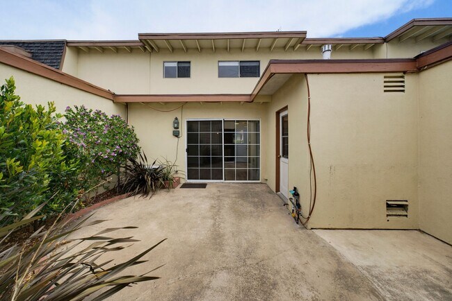 Foto del edificio - Charming 2-Bedroom Townhouse for Rent in Huntington Beach!