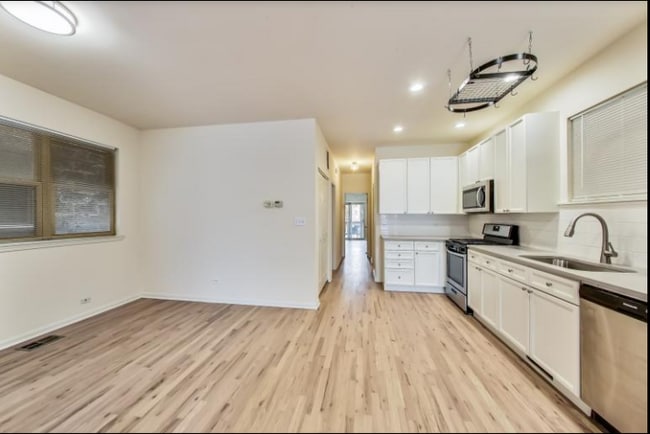 Building Photo - 2817 N Damen Ave