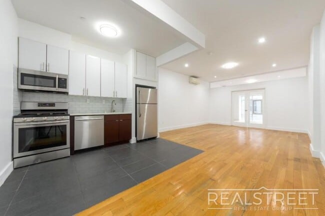 Foto del edificio - 1 bedroom in ELMHURST NY 11373