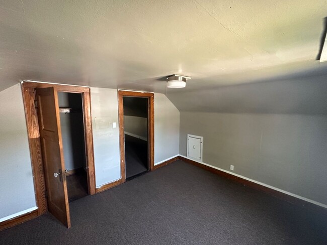 Building Photo - 3 Bedroom Single Family