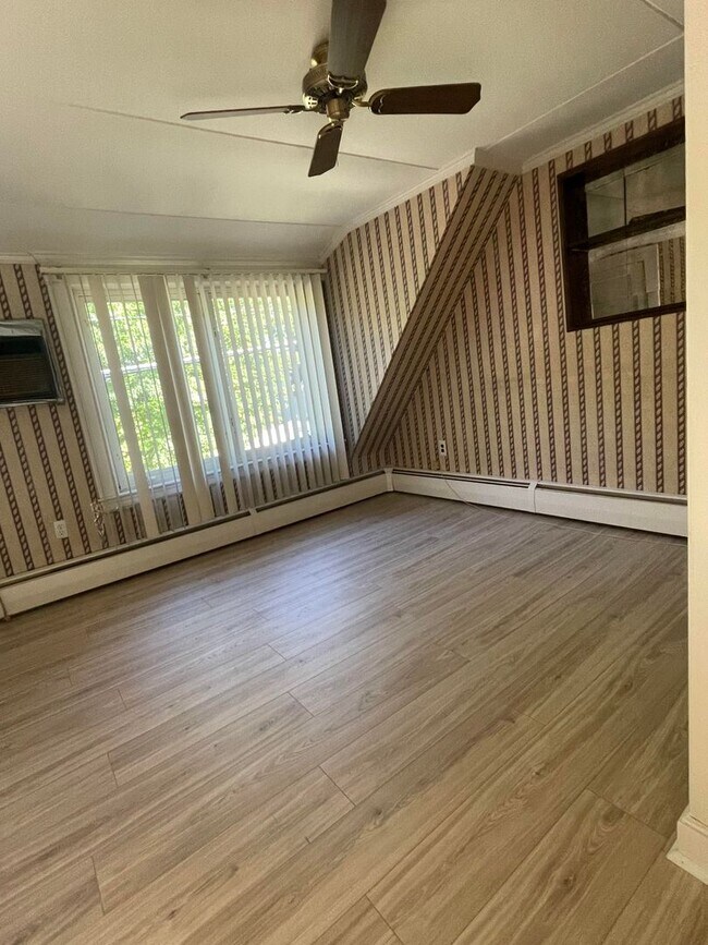 Foto del edificio - Newly Renovated 4 bedroom / 2 bathroom sin...