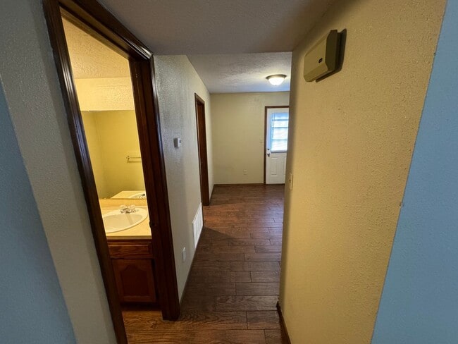 Building Photo - 2 bedroom 1.5 bath home in a great location!