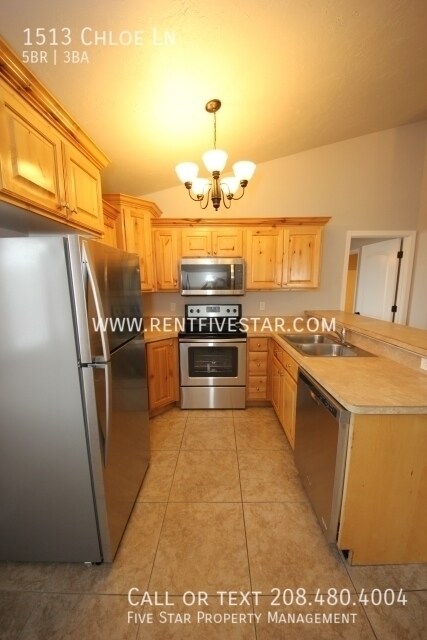 Building Photo - Spacious 5 Bedroom Home With a Garage! Vis...