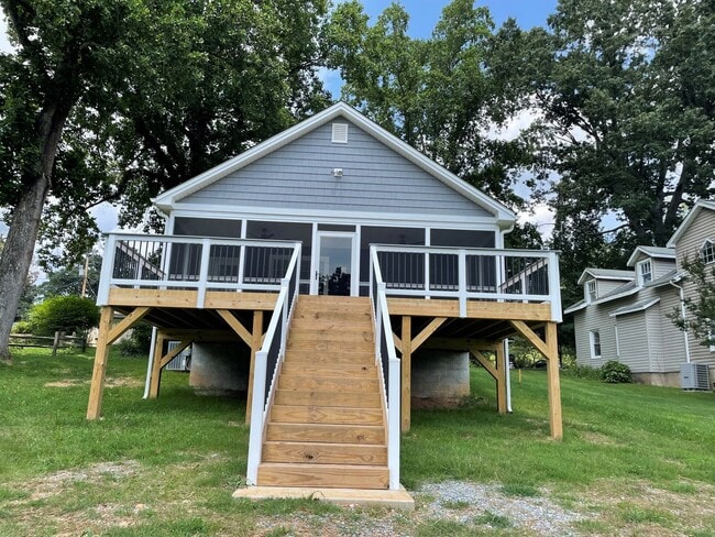 Lake Front House with Screened in Porch - Lake Front House with Screened in Porch
