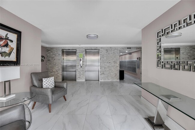 Building Photo - 2851 S Palm Aire Dr