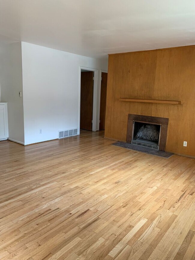 Building Photo - Big Brick Ranch in Martin Acres