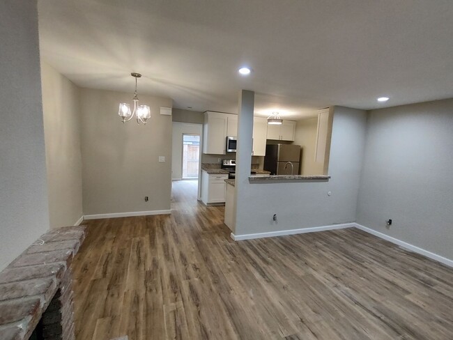 Building Photo - Remodeled 2 Bedroom 2 Bath Condo - Univers...