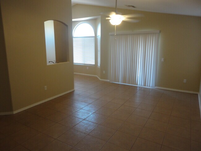 Building Photo - 2390 E Calle Sierra Del Manatial